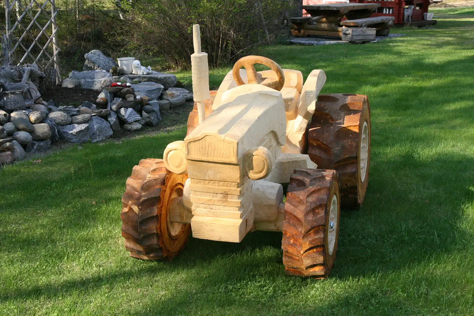 Pölökynveistäjä - veistotöitä - veistetty traktori